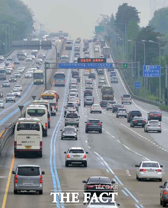 국토교통부가 20일부터 내달 21일까지 모든 도로에 대해 점검⋅보수하는 추계 도로정비를 실시한다. /더팩트 DB