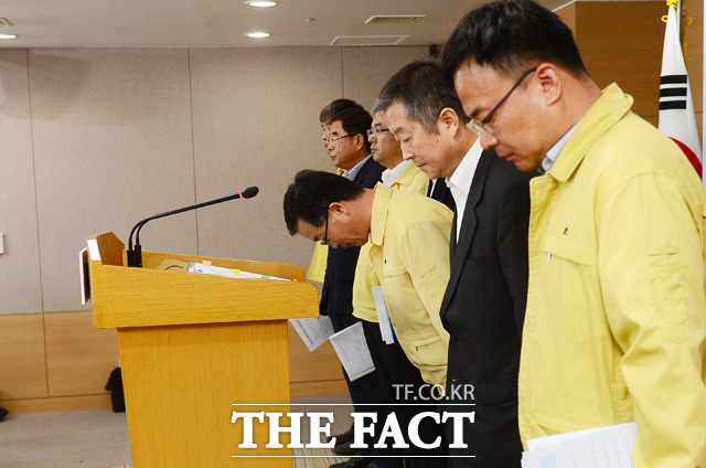 20일 국민안전처에 따르면 오전 6시 기준 19일 발생한 지진에 따른 재산피해는 주택균열 6건, 마당균열 2건, 담장파손 1건 등 모두 12건으로 집계됐다. 사진은 지난 13일 오전 서울정부청사에서 경주 지진 발생 및 대처상황에 대해 브리핑하는 국민안전처./배정한 기자