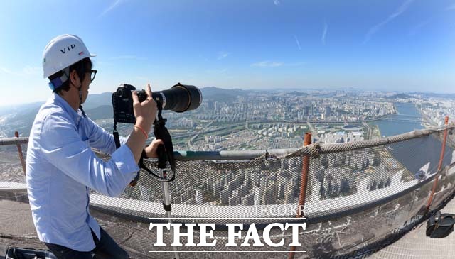 해발 555미터 최상층에서 바라보니 인천 송도까지 보입니다.