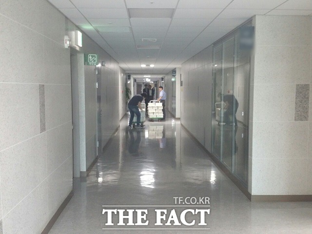 국정감사를 엿새 앞둔 20일 오후 국회 의원회관에서 직원들이 국감 자료를 각 의원실에 배부하고 있다./국회=신진환 기자