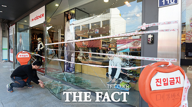 경주 또 지진. 지난 12일 경상북도 경주에서 진도 5.8의 강진이 발생하면서 피해가 속출한 가운데 19일 오후 8시33분과 9시쯤 경북 경주시 남남서쪽 11km지역에서 규모 4.5와 2.1의 여진이 이어졌다. /이덕인 기자