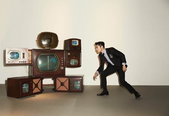 빅뱅 탑이 백남준 작가의 1997년작 팻 보이 앞에서 포즈를 취하고 있다. /소더비 공식 홈페이지