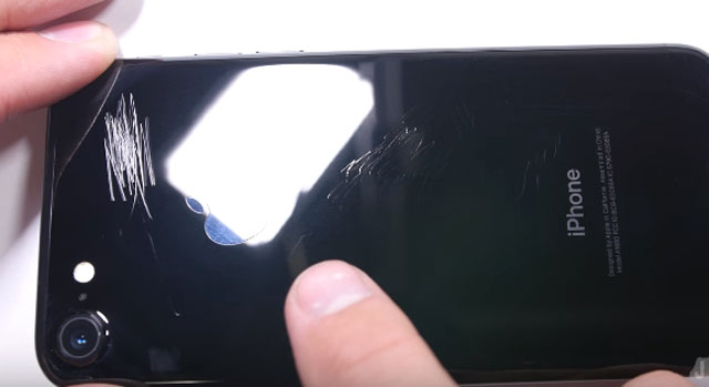 애플 아이폰7 모델 가운데 인기가 높은 제트블랙 제품이 외부 충격에 취약해 흠집이 나기 쉽다는 지적이 제기됐다. /유튜브 영상 갈무리
