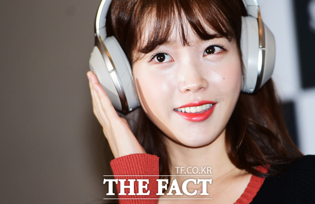 아이유가 21일 소니 최신 블루투스 헤드폰을 체험하고 있다. /배정한 기자