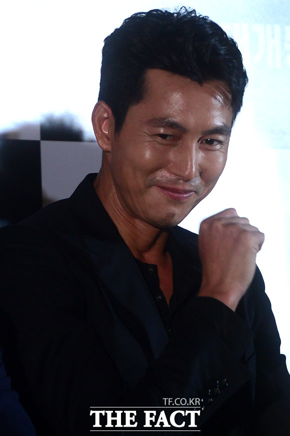 제 얼굴에 대한 걱정 감사합니다. 배우 정우성이 21일 오후 서울 성동구 CGV 왕십리점에서 열린 영화 아수라의 언론시사회에 참석해 자신의 얼굴과 관련된 질문에 미소짓고 있다. /남윤호 기자