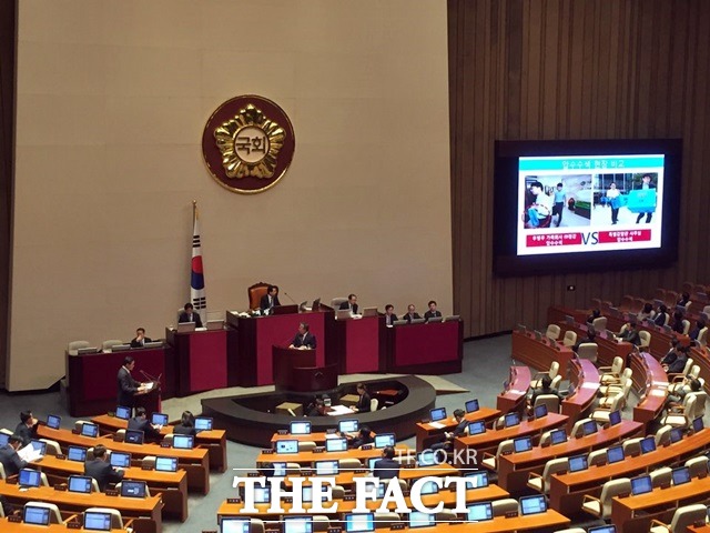 조응천 더불어민주당 의원은 20일 오후 국회 정치 분야 대정부질문에서 황교안 총리를 상대로 미르재단과 K스포츠재단 설립에 박근혜 대통령의 측근인 최순실 씨가 개입됐다고 주장했다./국회=서민지 기자