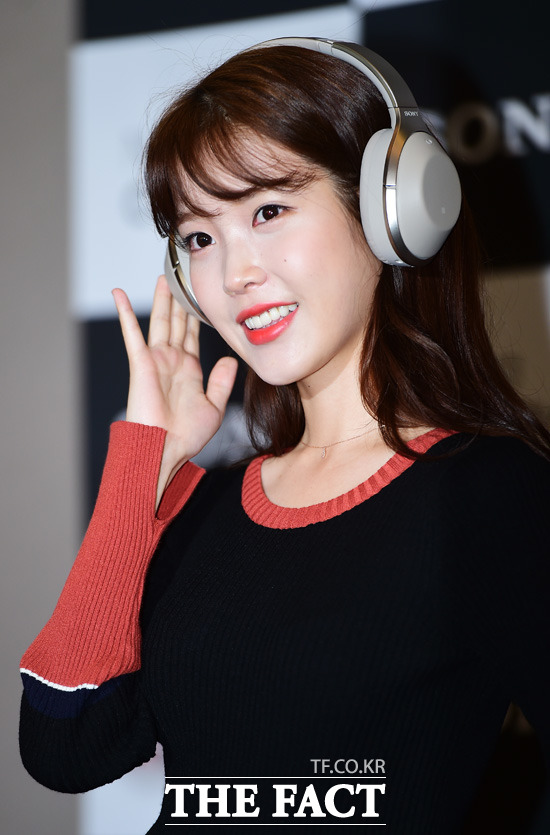 가수 아이유가 21일 서울 소공동 더플라자 호텔에서 진행된 소니코리아 HRA 블루투스 노이즈 캔슬링 헤드폰 MDR-1000X 출시 행사에 참석해 포토타임을 갖고 있다. /배정한 기자