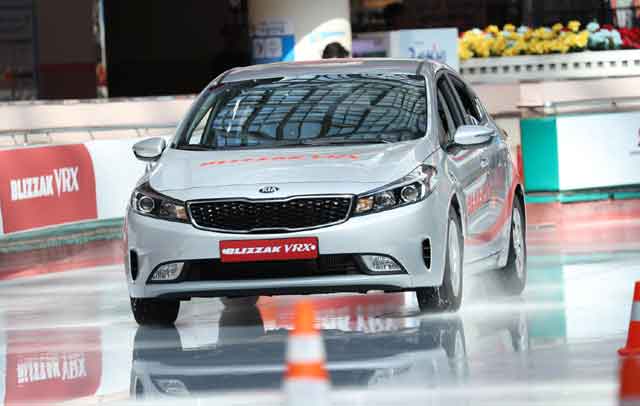 브리지스톤의 겨울용 타이어 블리작 VRX를 장착한 차량이 아이스링크 위를 달리고 있다. /브리지스톤 코리아 제공