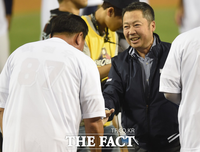 두산 박정원 회장이 정규시즌 우승이 확정된 뒤 선수단을 격려하고 있다.