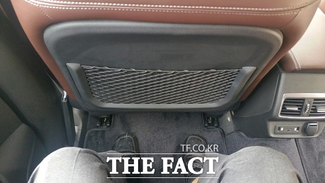 QM6의 뒷좌석 시트는 동급 최대인 289mm의 무릎 공간을 확보, 신장 180cm의 성인 남성이 앉아도 넉넉한 공간을 제공한다.