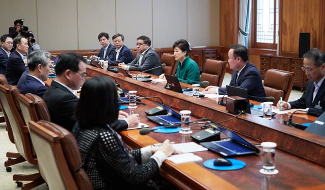 박 대통령이 22일 오전 청와대에서 수석비서관 회의를 주재하고 있다. /청와대