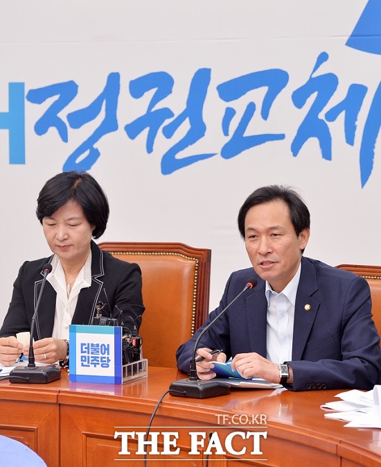 더불어민주당은 미르 재단과 K스포츠 재단의 각종 의혹을 추궁하겠다는 방침이다. 사진은 추미애(왼쪽) 더민주 대표와 우상호 원내대표./문병희 기자