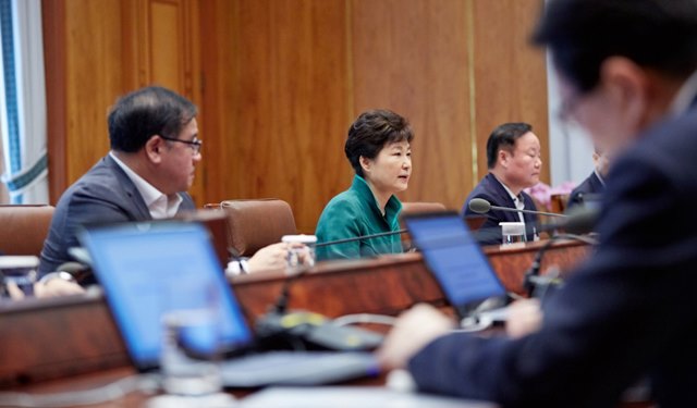 박근혜 대통령은 22일 비상시국에 난무하는 비방과 확인되지 않은 폭로성 발언들은 우리 사회를 뒤흔들고 혼란을 가중시키는 결과를 초래하게 될 것이라며 최순실 의혹을 정면 비판했다. /청와대