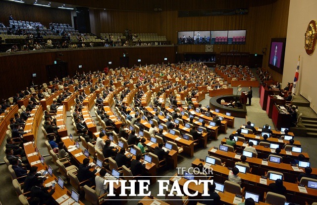 미르 재단과 K스포츠 재단의 각종 의혹 사태가 확산하고 있다. 여야가 증인 채택을 놓고 정면충돌하면서 20대 국회 첫 국정감사가 차질을 빚을 전망이다./임영무 기자