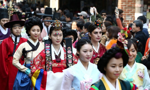 서울에서는 오는 25일까지 ‘한복자락 날리는 날’이 개최된다. /한국관광공사 홈페이지