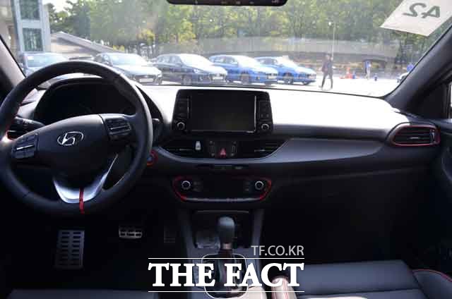 i30의 어두운 회색 톤의 실내는 강렬한 레드 장식으로 포인트를 주었다.