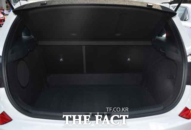 신형 i30의 트렁크 용량은 395ℓ로 경쟁 모델보다 더 여유있는 공간을 제공한다.