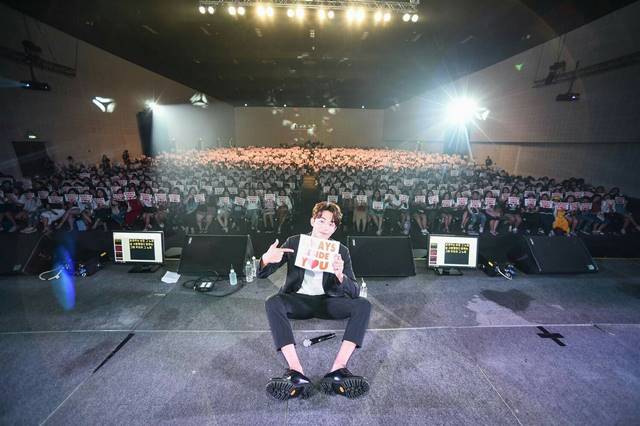 방콕을 뜨겁게 달군 남주혁. 탤런트 남주혁은 첫 태국 팬미팅을 열고, 현지 팬들과 소통했다./YG엔터테인먼트 제공