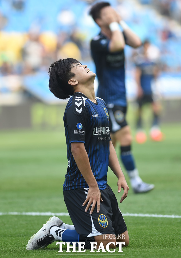 인천 송시우가 결정적인 기회를 맞아 슈팅을 했으나  수원 골키퍼 노동건에 막히자 안타까워 하고 있다.
