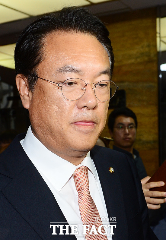 정진석 새누리당 원내대표는 23일 야당 단독으로 김재수 농축산식품부 장관 해임건의안을 처리한 데 대해 강하게 반발했다./배정한 기자