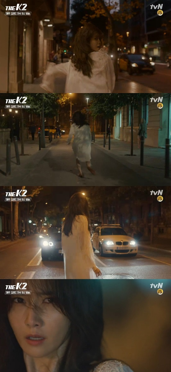 더케이투의 임윤아. 23일 첫 방송된 tvN 더케이투에서 임윤아는 바르셀로나 거리를 피투성이 매발로 뛰어다녔다. /더케이투 방송 캡처