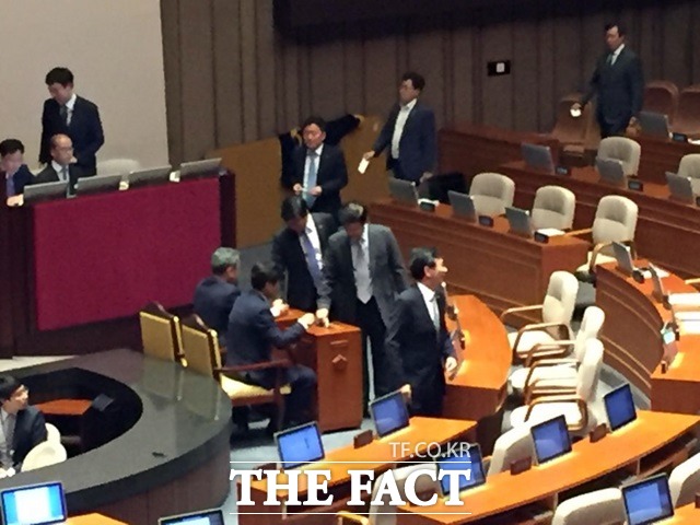 김재수 농림축산식품부 장관 해임건의안 건 무기명 투표를 진행 중인 의원들./국회=서민지 기자