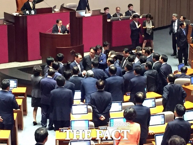24일 본회의에서 정세균 국회의장이 이우현 새누리당 의원의 대정부질문 발언 도중 차수를 변경해 김재수 농림축산식품부 장관 해임건의안을 상정하자 새누리당 의원들이 일제히 항의를 하고 있다./국회=서민지 기자