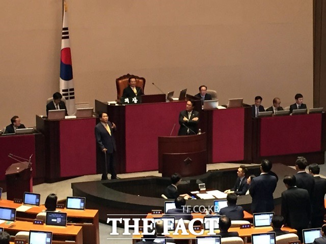 김재수 농림축산식품부 장관 해임건의안을 상정하기 전 정진석 새누리당 원내대표가 정세균 국회의장에게 항의를 하고 있다./국회=서민지 기자