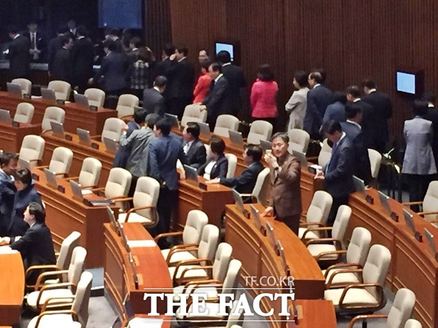 김재수 농림축산식품부 장관 해임건의안 건 무기명 투표를 위해 줄을 선 야당 의원들./국회=서민지 기자