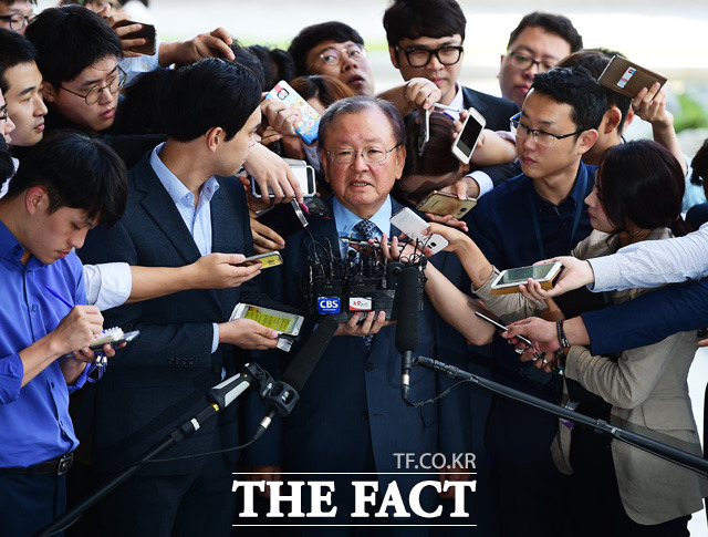 산업은행장 재직 시절 대우조선해양에 부당한 투자압력을 행사했다는 의혹을 받고 있는 강만수 전 산업은행장이 지난 19일 오전 서울 서초동 서울고등검찰청으로 들어서며 취재진의 질문을 받고 있다. /배정한 기자