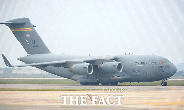 미군의 물자수송을 전담하는 C-17 전략 수송기