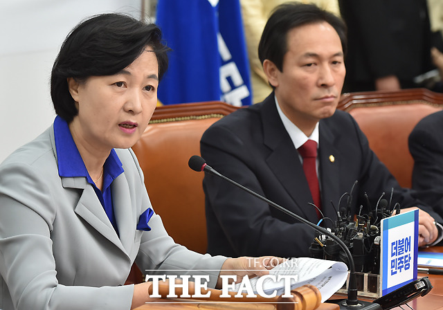 추미애 더불어민주당 대표는 26일 새누리당의 국감 보이콧과 관련해 민생 포기 선언이라고 비판했다. 사진은 지난 21일 열린 안전 비상대책 최고위원회의에 참석해 모두 발언을 하는 추 대표./이새롬 기자