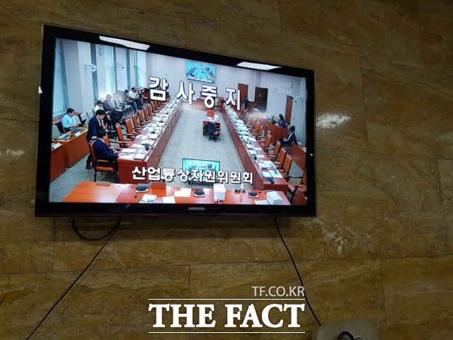 20대 국회 첫 국정감사일인 26일 여당의 보이콧으로 파행을 빚고 있다. 이날 국회에서 열린 산업통상자원위원회 국감도 여당 의원들의 불참으로 45분 만에 정회를 선언했다./국회=오경희 기자