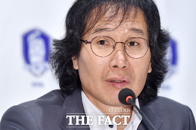 포항, 최순호 감독 선임. 최진철 감독이 사퇴한 포항이 최순호 감독에게 지휘봉을 맡긴다. 지난 2014년 10월 열린 축구 국가 대표 교보생명 스폰서 조인식에 참석한 최순호 감독. /더팩트 DB