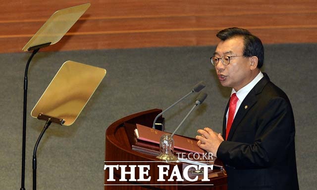 이정현 새누리당 대표가 26일 정세균 국회의장이 사퇴할 때까지 무기한 단식 투쟁하겠다고 선언했다./더팩트 DB