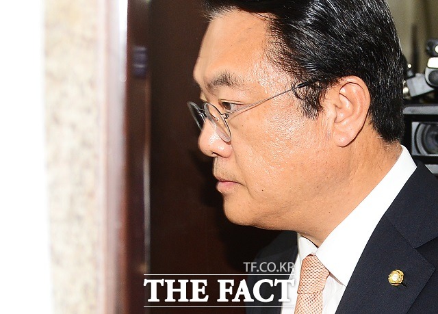 정진석 새누리당 원내대표는 26일 국회에서 열린 의원총회에 참석해 김재수 농림축산식품부 장관에 대한 해임건의안에 반발하며 정세균 국회의장의 사퇴를 촉구했다./배정한 기자