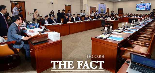 국정감사 첫날인 26일 오후 국회에서 열린 산업통상자원위원회 국정감사에서 여당 의원들이 김재수 농림축산식품부 장관 해임건의안 처리에 반발해 불참한 가운데 야당 단독으로 국감이 진행되고 있다./국회=이새롬 기자