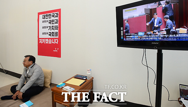 이정현 새누리당 대표가 이날 정세균 국회의장의 사퇴를 요구하며 무기한 단식 농성에 돌입했다./국회=이새롬 기자