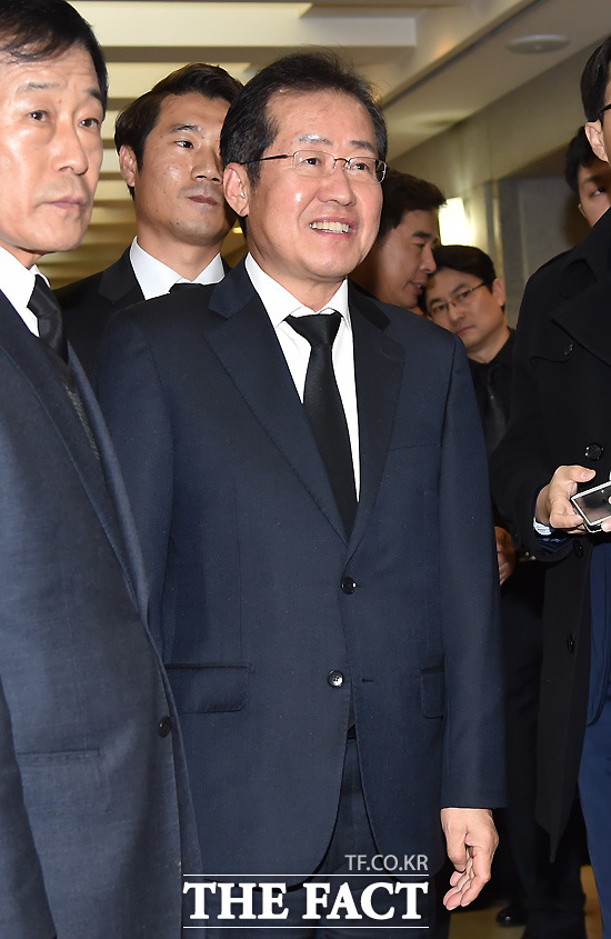 홍준표 경남지사 박근혜 탄핵 야당 과해 홍준표 경남지사가 박근혜 대통령을 두둔하는 글을 페이스북에 게재해 논란이 커지고 있다. /더팩트DB