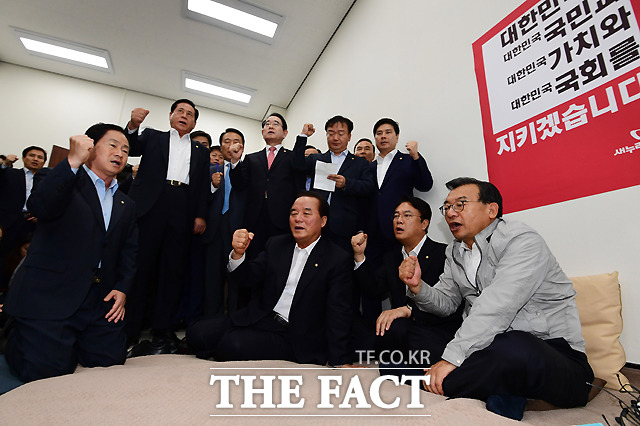 김재수 농림축산식품부 장관 해임건의안 처리와 관련해 정세균 국회의장 사퇴를 요구하며 단식농성에 들어간 이정현(오른쪽) 새누리당 대표가 26일 오후 국회 대표실에서 의원들의 지지방문을 받고 정진석 원내대표 등과 함께 구호를 외치고 있다./국회=이새롬 기자