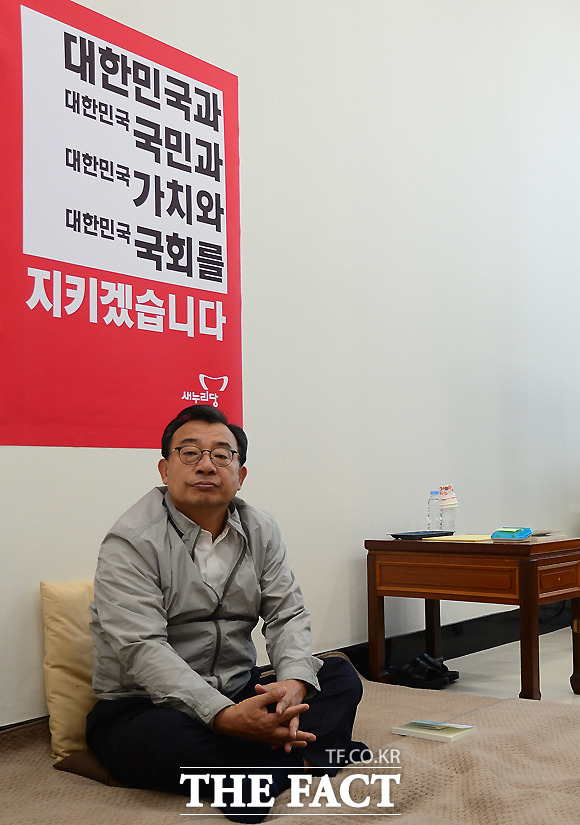이정현 새누리당 대표가 26일 서울 여의도 국회 새누리당대표접견실에서 정세균 국회의장의 사퇴를 요구하며 단식 농성을 하고 있다./국회=이새롬 기자