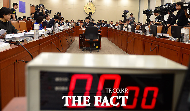 국정감사 첫날인 26일 오전 새누리당의 불참으로 상임위 곳곳이 파행되고 있다. 미래창조과학방송통신위원회 국감 역시 신상진 위원장 및 여당 의원들의 불참으로 지연되고 있다./국회=이새롬 기자