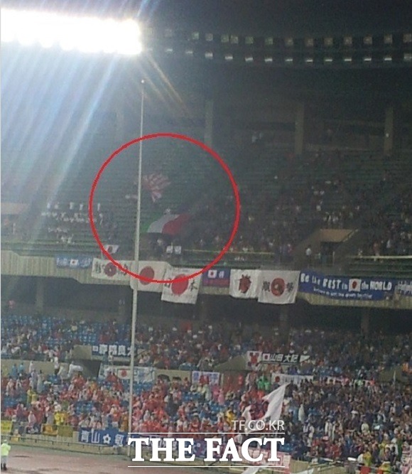 축구장에도 욱일기! 일본의 일부 축구팬들은 경기장에 제국주의의 상징인 욱일기를 들고 응원을 펼친다. / 더팩트 DB