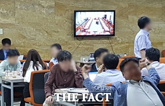 파행 중인 상임위장 밖에서 대기 중인 정부 기관 공무원들./국회=오경희 기자
