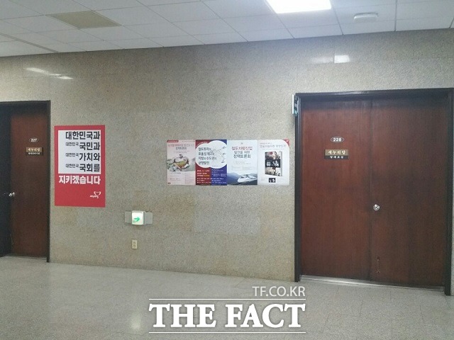 이정현 새누리당 대표가 26일 단식 농성에 돌입한 가운데 농성장인 당 대표실 문이 굳게 닫혀 있다./국회=신진환 기자