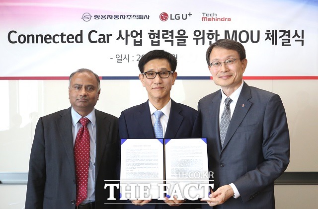 쌍용자동차가 테크 마한드라, LG유플러스와 미래 커넥티드 카 개발을 위한 양해각서(MOU)를 체결했다고 26일 밝혔다. L. 라비찬드란 테크 마힌드라 최고운영책임자, 윤병도 쌍용자동차 제품개발본부장, 강문석 LG유플러스 비즈니스솔루션(BS)본부장(왼쪽부터) /쌍용자동차 제공