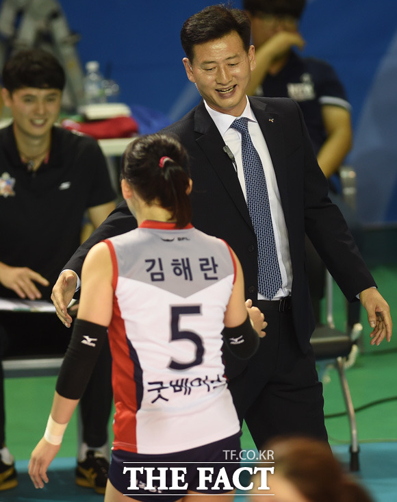 KGC  서남원 감독이 김해란과 하이파이브를 나누고 있다.