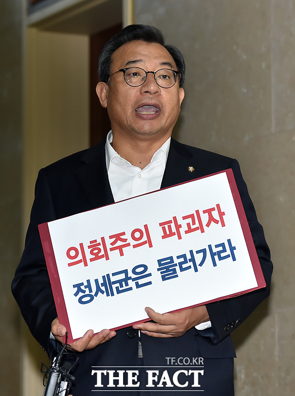 이정현 새누리당 대표가 27일 오전 국회 의장실 앞에서 열린 의원총회에서 의원들과 함께 정세균 의장의 사퇴를 촉구하는 구호를 외치고 있다./국회=이새롬 기자