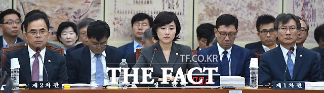 조윤선 장관(가운데)이 이날 야당 의원들의 질의를 듣고 있다./국회=이새롬 기자