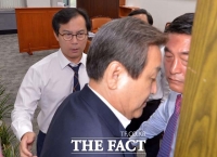 [TF포토] 김영우 국방위원장 막아 서는 김무성 전 대표